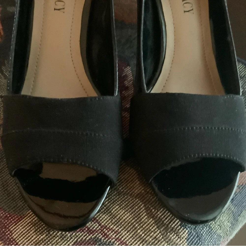Woman’s black heels by Ellen Tracy size 6.5 - Picture 6 of 7